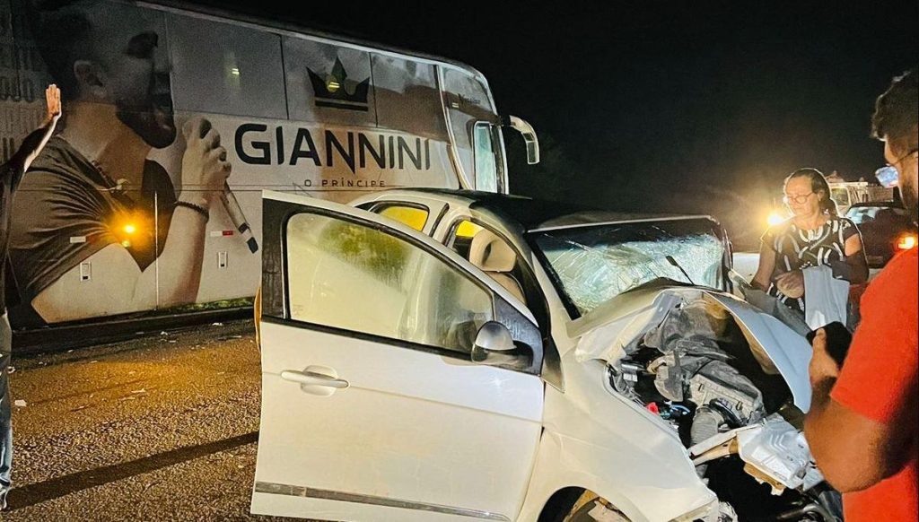 Acidente entre ônibus do cantor Gianinni Alencar e carro deixa feridos na BR-226