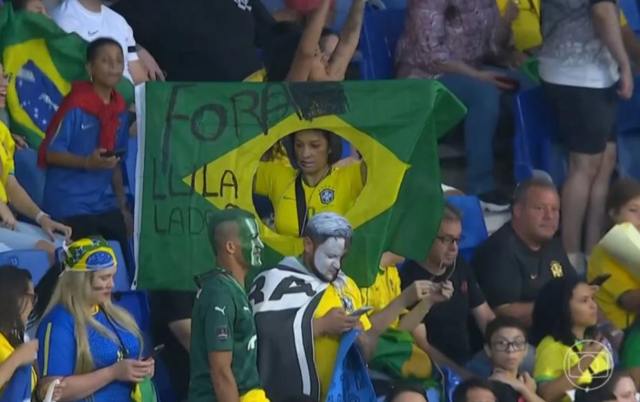 Bandeira ‘Fora Lula ladrão’ é exibida pela Globo ao vivo durante transmissão do jogo Brasil x Guiné